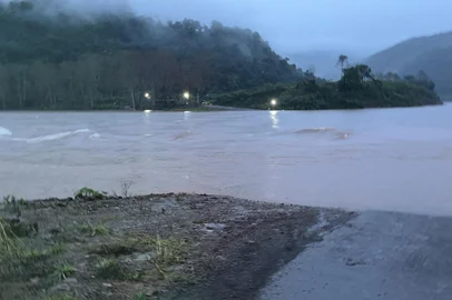 Imagem do Rio das Antas na manhã deste domingo. Bloqueio total da ponte sobre o rio.<!-- NICAID(16069670) -->