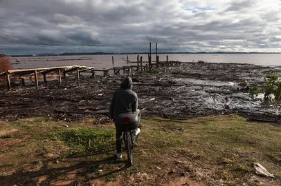 PORTO ALEGRE, RS, BRASIL, 21-06-2025: Chuva dá trégua mas Guaíba atinge 3,12m e tem margem tomada por detritos. Após semana de chuva intensa nível do Guaíba segue em elevação com entrada das águas dos rios Taquari e Jacuí. Foto: Jonathan Heckler/Agência RBS<!-- NICAID(16064798) -->