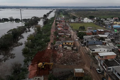 PORTO ALEGRE, RS, BRASIL - 26-06-2025: DIQUE SARANDI. Fotos de drone do dique no bairro Sarandi, na zona norte de Porto Alegre. O dique apresentou vazamento e a prefeitura iniciou obras de reparo. Fotos: Duda Fortes/Agencia RBS<!-- NICAID(16067930) -->