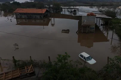Canoas, RS, Brasil – Imagens aéreas da Praia do Paquetá revelam os impactos das fortes chuvas que atingiram o estado nos últimos dias. A cena é de alagamentos, destruição e um cenário que evidencia a gravidade da situação enfrentada por moradores da região.<!-- NICAID(16067725) -->