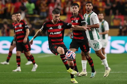 Flamengo's Italian midfielder #21 Jorginho controls the ball during the FIFA Club World Cup 2025 Group D football match between Brazil's CR Flamengo and Tunis' Esperance Sportive de Tunis at the Lincoln Financial Field stadium in Philadelphia on June 16, 2025. (Photo by FRANCK FIFE / AFP)<!-- NICAID(16061360) -->