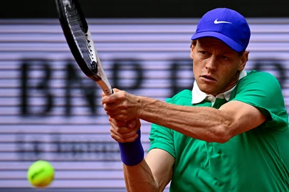 Italy's Jannik Sinner plays a backhand return to Kazakhstan's Alexander Bublik during their quarter-final men's singles match on day 11 of the French Open tennis tournament on Court Philippe-Chatrier at the Roland-Garros Complex in Paris on June 4, 2025. (Photo by JULIEN DE ROSA / AFP)<!-- NICAID(16052336) -->