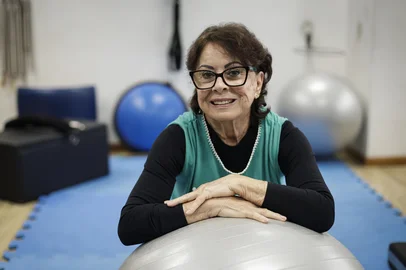 Viamão, RS, Brasil, 29-05-2025: Neisa Ramos Vaghetti, 75 anos, pratica exercícios no Sesc Viamão, onde participa do Sesc Maturidade Ativa. Ela se separou do marido há cerca de vinte anos e desde então busca conviver mais com amigos e outros grupos. Foto: Mateus Bruxel / Agência RBSIndexador: MATEUS BRUXEL<!-- NICAID(16048285) -->