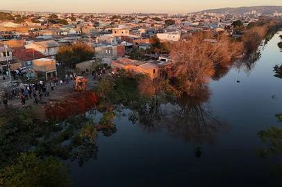 PORTO ALEGRE, RS, BRASIL, 25-06-2025: Fotos de drone do dique do Sarandi, que no dia de hoje apresentou vazamento de água. Sob olhar apreensivo de moradores, prefeitura joga argila de forma paliativa para tentar conter infiltração da água. Foto: André Ávila/Agência RBS<!-- NICAID(16067281) -->